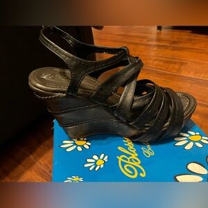 De Blossom black platforms size 8.5 style no. Tower 11